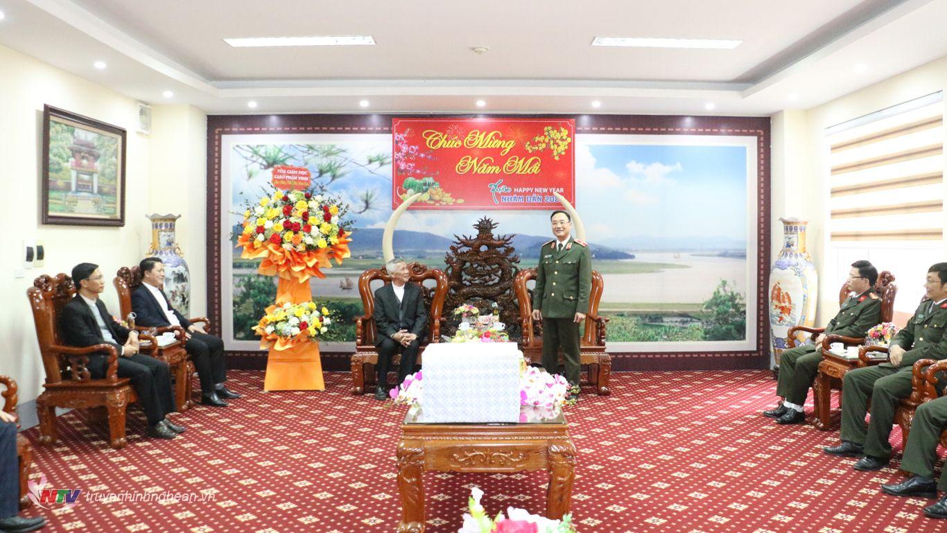 Thiếu tướng Phạm Thế Tùng trân trọng gửi tới Giám mục Anphong Nguyễn Hữu Long, quý vị chức sắc, tu sĩ và đồng bào Công giáo tỉnh nhà luôn mạnh khỏe, hạnh phúc.
