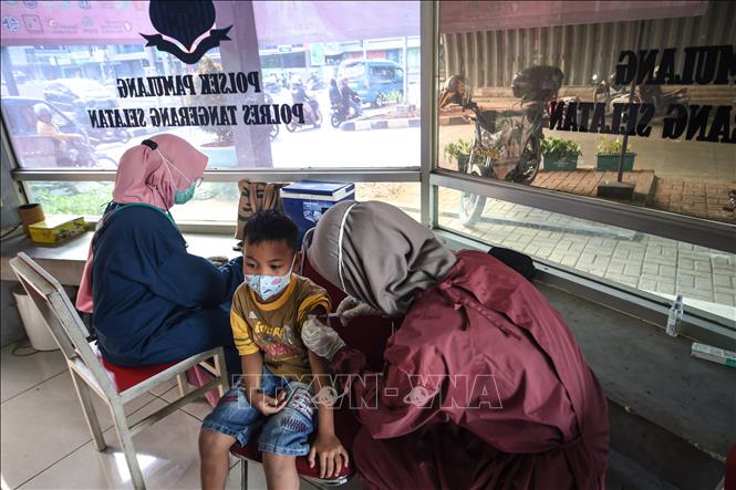 Nhân viên y tế tiêm vaccine phòng COVID-19 cho trẻ em tại Nam Tangerang, tỉnh Banten, Indonesia, ngày 6/1/2022. Ảnh: THX/TTXVN
