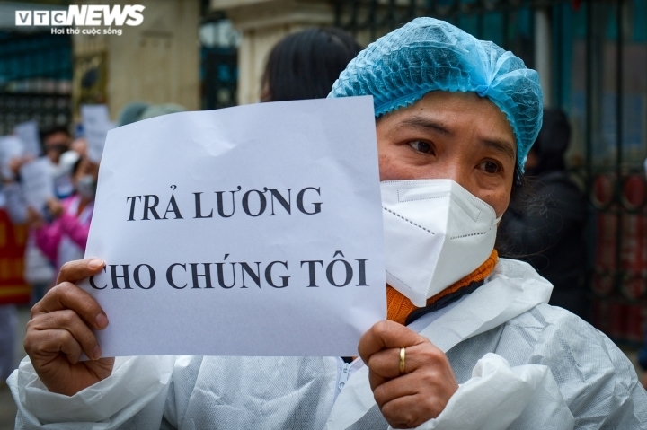 Nhân viên Bệnh viện Tuệ Tĩnh căng băng rôn yêu cầu Bệnh viện và học viện Y Dược học cổ truyền Việt Nam trả tiền lương mới đây. 