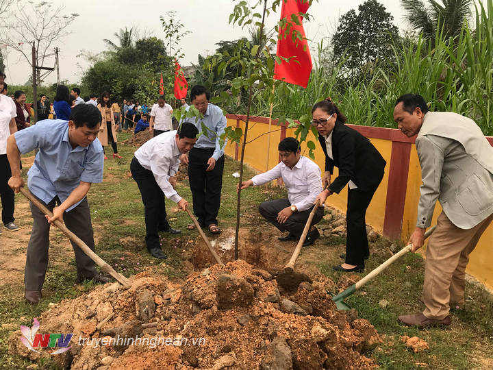 Lãnh đạo huyện và xã trồng cây tại khuôn viên sân vận động xã Nghĩa Thắng.