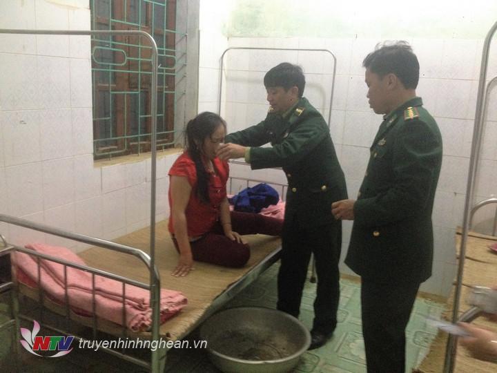 BĐBP Nghệ An: Cứu sống 1 phụ nữ ăn lá ngón tự tử