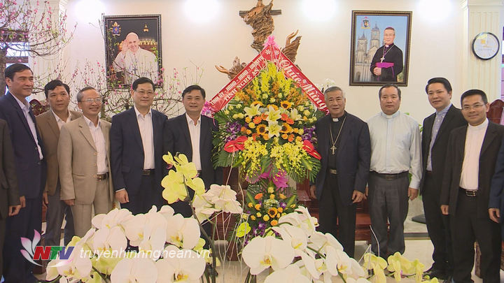 Chủ tịch UBND tỉnh Thái Thanh Quý chúc mừng tân Giám mục Giáo phận Vinh