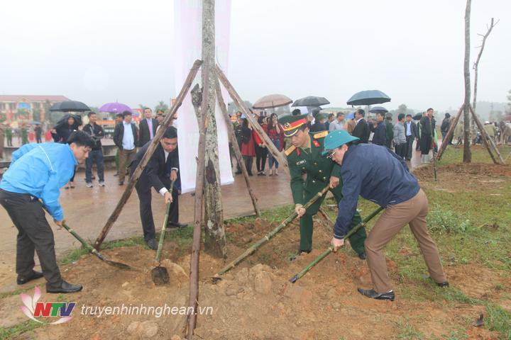 Cán bộ, công chức huyện Tân Kỳ trồng cây tại lễ phát động.