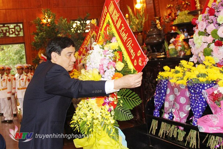 Thay mặt đoàn công tác của tỉnh, Bí thư Tỉnh ủy Nguyễn Đắc Vinh kính dâng lên anh linh Chủ tịch Hồ Chí Minh lẵng hoa tươi thắm.