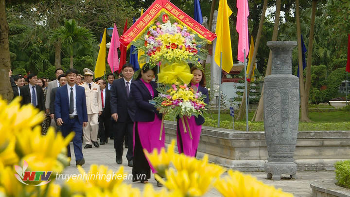 Các đồng chí lãnh đạo tỉnh dâng hoa, dâng hương tại Khu di tích Kim Liên.
