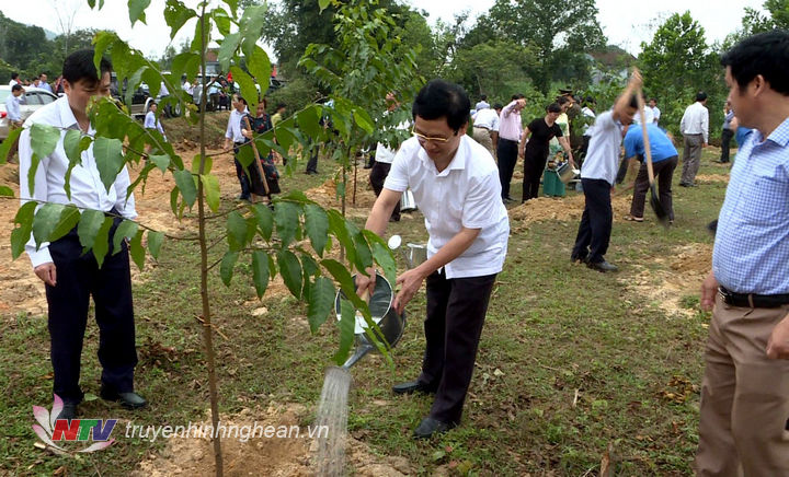 6. PBT Thường trực tỉnh ủy Nguyễn Xuân Sơn trồng cây tại lế phát động