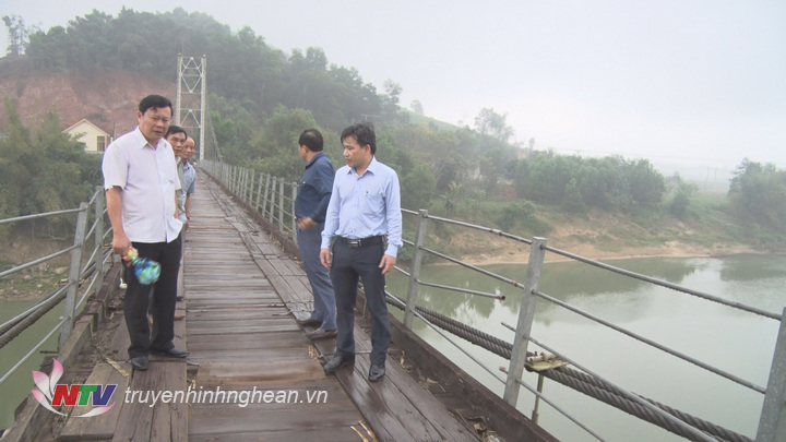 Lãnh đạo huyện Tân Kỳ kiểm tra hiện trạng cầu treo đò Rô.