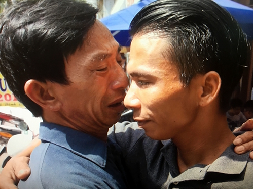 Cha con ông Phương và Lâm lần đầu gặp nhau sau hơn 30 năm thất lạc. Ảnh: NCHCCCL.