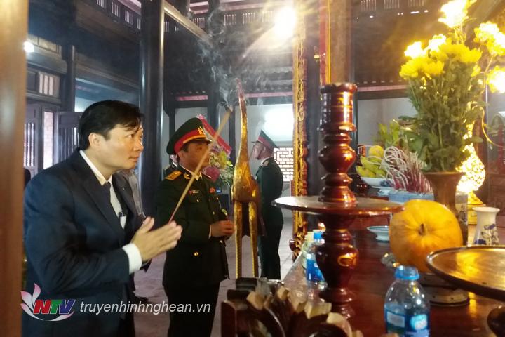 Đồng chí Lê Hồng Vinh - Uỷ viên BTV Tỉnh uỷ, Phó Chủ tịch UBND tỉnh dâng hương tại lễ giao quân.