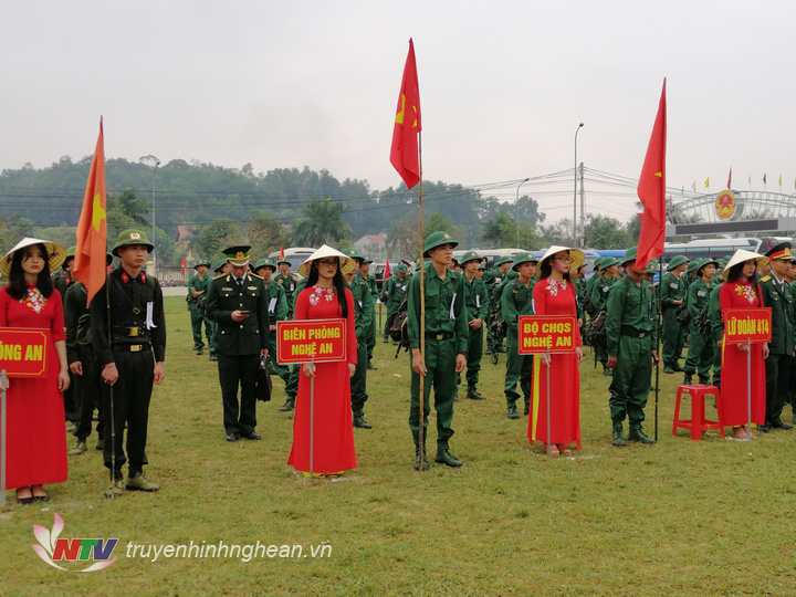 Buổi lễ giao quân năm 2019 của huyện Thanh Chương diễn ra trong không khí nghiêm túc và vui vẻ. 