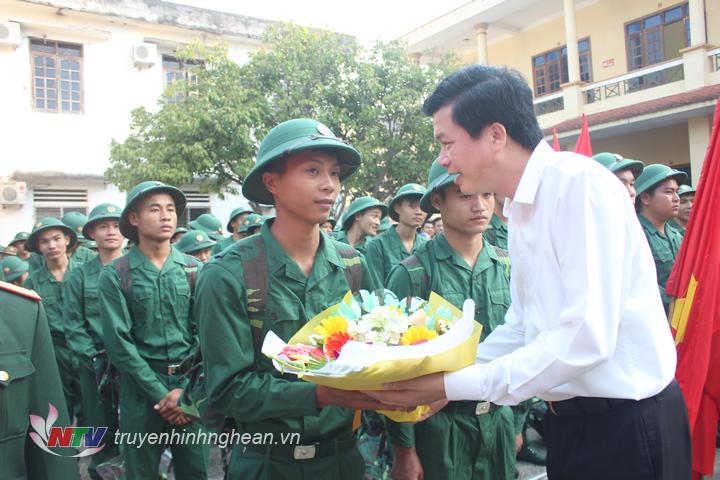 Lãnh đạo huyện Con Cuông tặng hoa cho các tân binh.