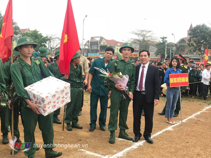 Đc Phan Tiến Hải, phó bí thư thường trực huyện ủy tặng hoa và quà chúc mừng.