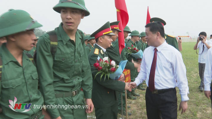 Chủ tịch UBND tỉnh Thái Thanh Quý tặng hoa chúc mừng các tân binh.