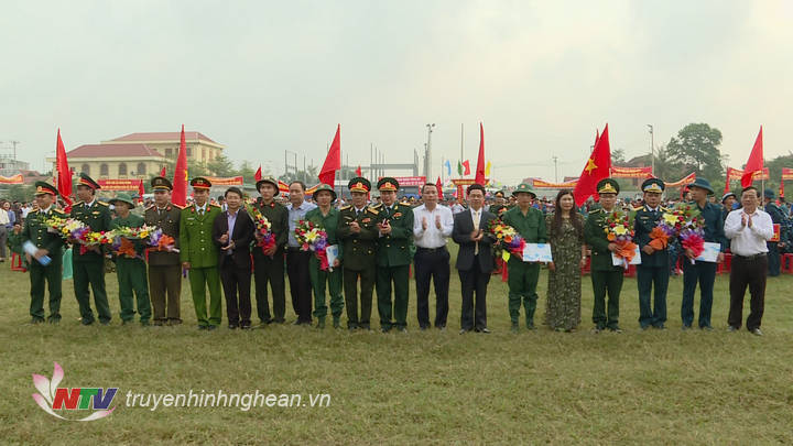 đồng chí Nguyễn Xuân Sơn Phó bí thư TT tỉnh ủy cùng các ĐB trao quà cho các đơn vị nhân quân và các thanh niên ưu tú lên đường làm nhiệm vụ BVTQ ở nghi lộc