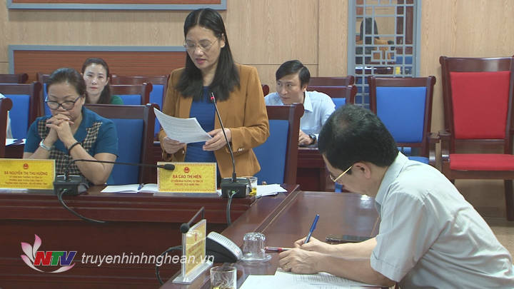 Phó Chủ tịch HDND tỉnh Cao Thị Hiền phát biểu tại phiên họp.