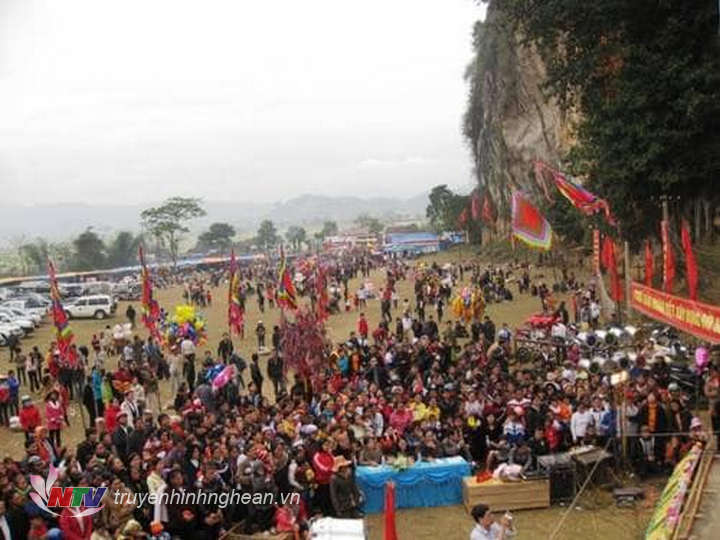 Quang cảnh lễ hội hang Bua 2018. (Ảnh tư liệu)