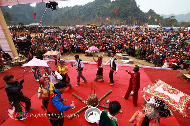 Tro choi tai lễ hội Hang Bua được tổ chức hàng năm vào 20,21,22 tháng giêng âm lịch năm nay vào 24,25,26 tháng 02 Dương lịch