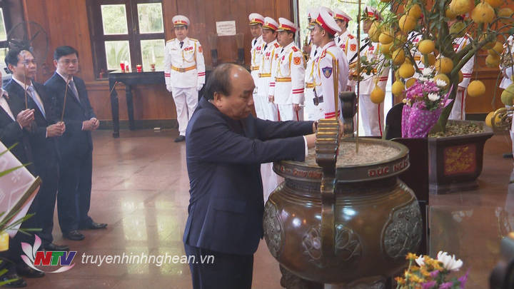 Thủ tướng Chính phủ Nguyễn Xuân Phúc dâng nén hương thơm lên anh linh Chủ tịch Hồ Chí Minh.