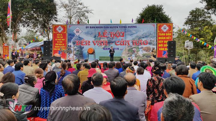 Quang cảnh khai mạc lễ hội.