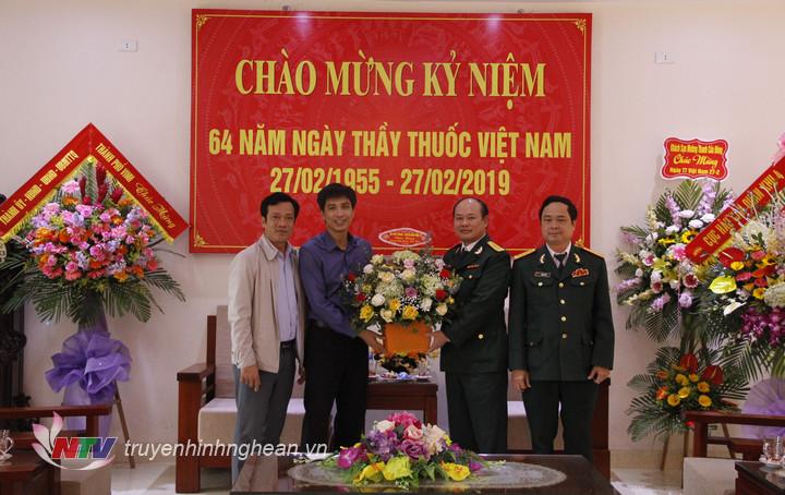 Đài PTTH Nghệ An chúc mừng Bệnh viện Quân y 4 nhân Ngày thầy thuốc Việt Nam 