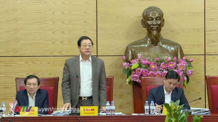 Phó Chủ tịch UBND tỉnh Lê Minh Thông phát biểu tại phiên họp.