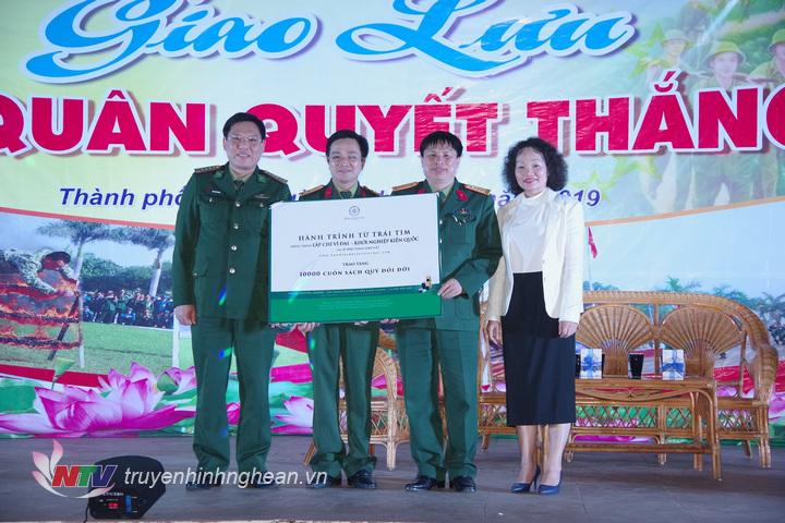 Đại diện Tập đoàn Trung Nguyên tặng 10.000 cuốn sách cho Cục Chính trị QK4, Bộ CHQS tỉnh và Bộ đội Biên phòng tỉnh Nghệ An