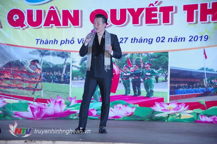 Ca sĩ Lê Xuân Hảo, Quán quân Sao Mai 2009 đang biểu diễn phục vụ CB, CS LLVT tỉnh.