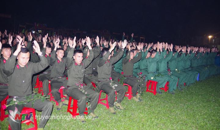 Các chiến sĩ mới đang huấn luyện tại Trung tâm huấn luyện ngiệp vụ Công an tỉnh và Chiến sĩ mới Trung đoàn 764 cỗ vũ tại đêm giao lưu Ra quân quyết thắng.