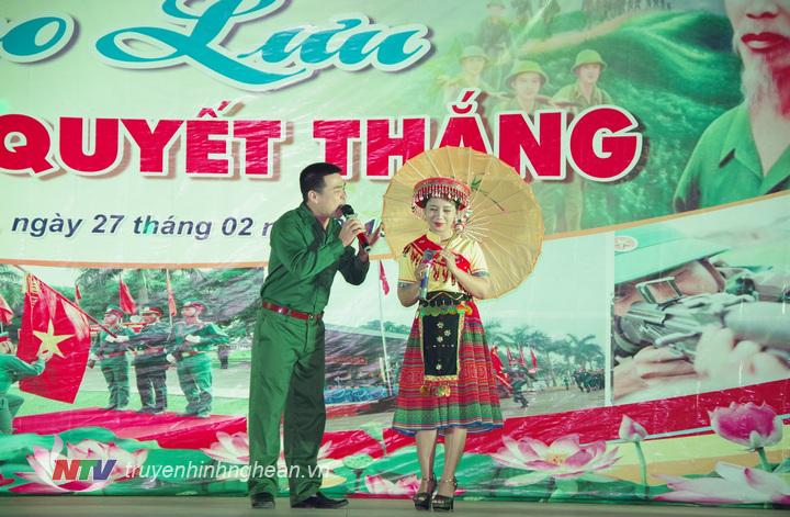 Tiết mục song ca Trước ngày hội bắn của Ban CHQS huyện Nghi Lộc.