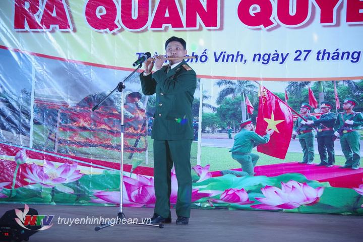 Tiết mục Thổi sáo trúc thể hiện ca khúc cách mạng bằng mũi của Đồng chí Kim Sửu , Ban CHQS huyện Thanh Chương.