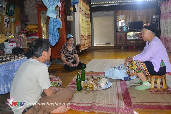 anh 1 gia đình bà Lương Thị Trung bản Nua xã Yên Khê tổ chức lễ gọi vía Tết.