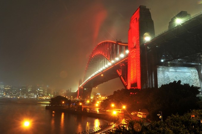 Cầu cảng Sydney ngày 1/2 rực rỡ trong sắc đỏ để đón năm mới âm lịch.