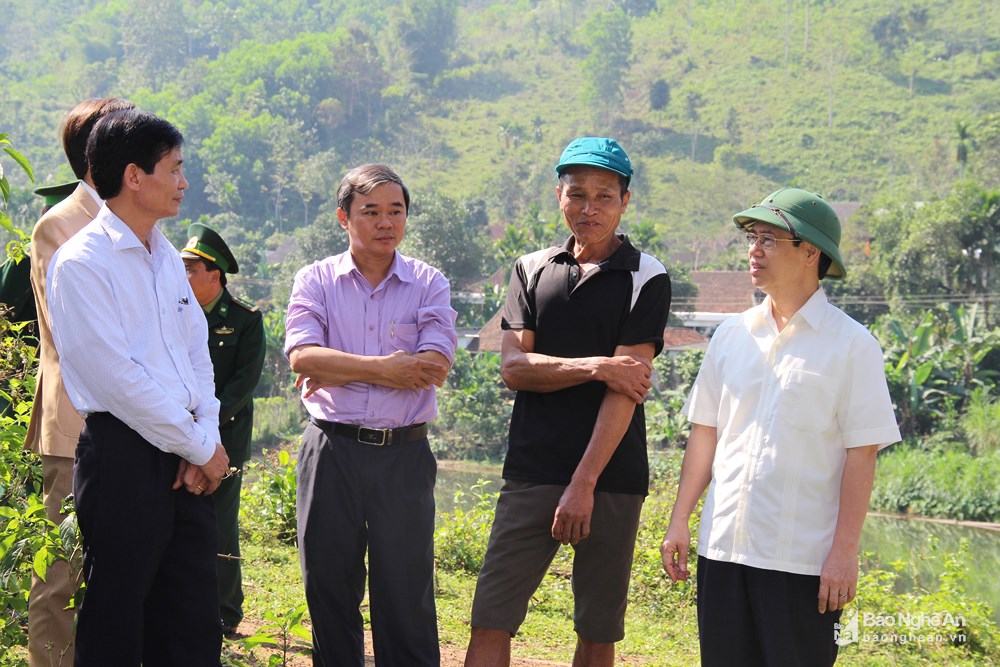Phó Bí thư Thường trực Tỉnh uỷ Nguyễn Xuân Sơn thăm mô hình phát triển kinh tế của người dân xã Hạnh Dịch. 