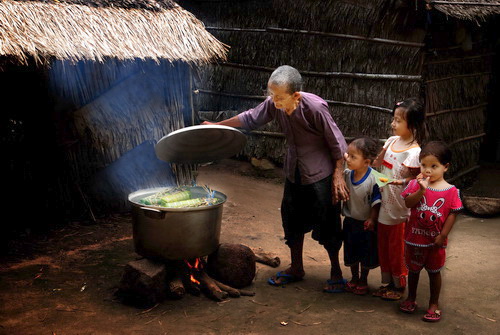 Tết xưa: Những hình ảnh Tết xưa sẽ khiến bạn trở về thời kỳ xa xôi và ngày Tết xưa kia. Trong không khí truyền thống của người Việt Nam, hình ảnh các bố mẹ, ông bà trang trí nhà cửa, chuẩn bị mâm cỗ sẽ khiến bạn thấy được tình yêu thương và trách nhiệm gia đình.