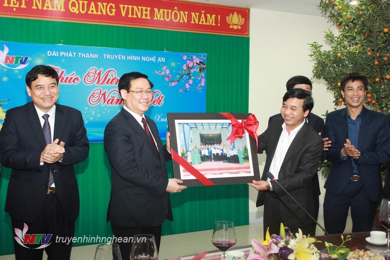 Đài PTTH Nghệ An tặng quà, chúc Tết Phó Thủ tướng Vương Đình Huệ.
