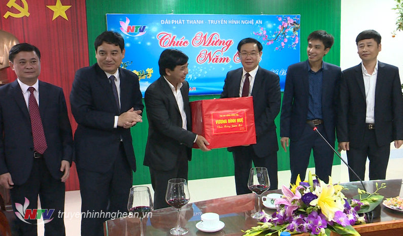 Phó Thủ tướng Vương Đình Huệ tặng quà, chúc Tết CBCNVC Đài PTTH Nghệ An.