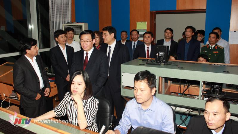 Phó Thủ tướng Vương Đình Huệ thăm và chúc Tết CB, PV, KTV Đài PTTTH Nghệ An đang trực tiếp làm nhiệm vụ tại đêm giao thừa.