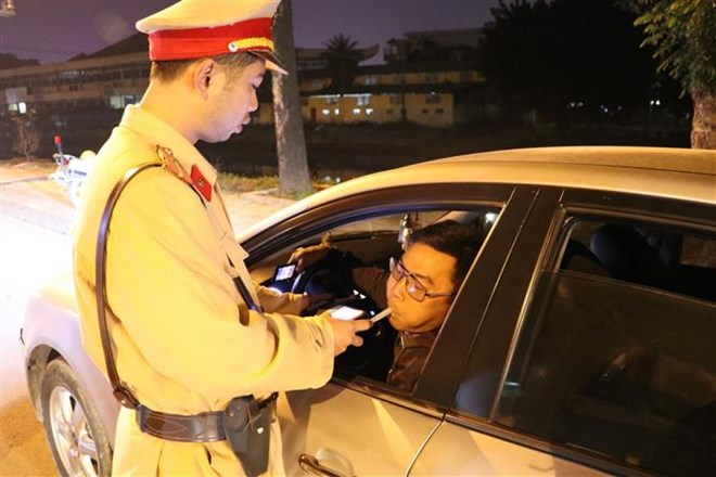 Lực lượng công an kiểm tra nồng độ cồn đối với lái xe trên đường Lê Đại Hành, thành phố Ninh Bình. (Ảnh: Ninh Đức Phương/TTXVN)