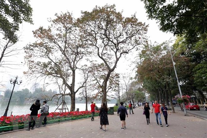 Nhiều người dân Thủ đô đi chơi Tết quanh Hồ Hoàn Kiếm. (Ảnh: Anh Tuấn/TTXVN)