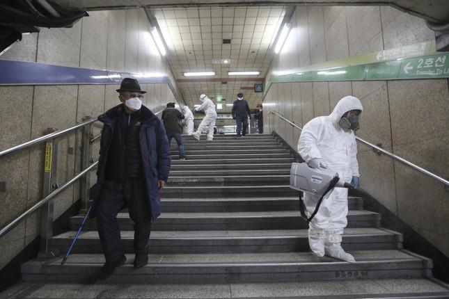 Tẩy trùng ga tàu điện ngầm ở Hàn Quốc.