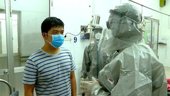Một trong hai người Trung Quốc (trái) đang được cách ly tại Bệnh viện Chợ Rẫy