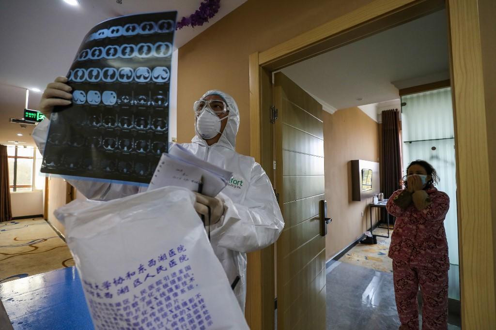 Bác sĩ tại một trung tâm cách ly dã chiến ở Vũ Hán xem phim phổi của bệnh nhân nghi nhiễm virus corona. Ảnh: AFP.