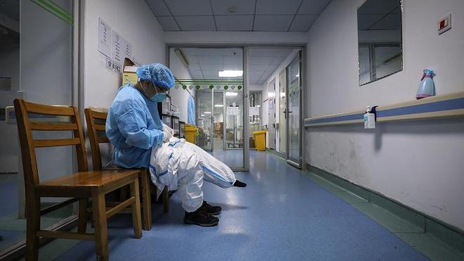 Một bác sĩ mặc trang phục bảo vệ khi chuẩn bị kiểm tra các bệnh nhân tại Bệnh viện Kim Ngân Đàm được chỉ định cho bệnh nhân nhiễm virus corona ở Vũ Hán, Trung Quốc. Ảnh: AP.