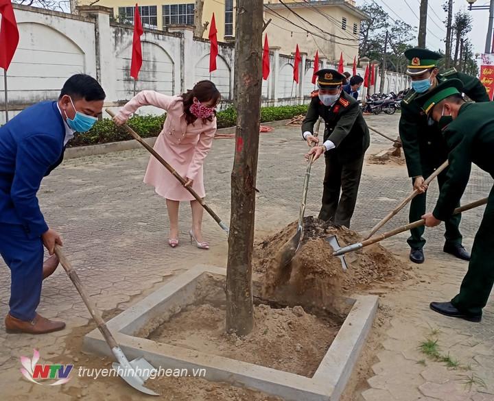 Đồn BP cửa khẩu cảng Cửa Lò – Bến Thủy phối hợp cùng các ban, ngành địa phương trồng cây đầu Xuân Tân Sửu 2021.