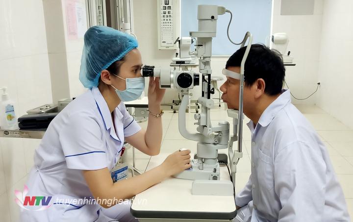 Thượng úy CN Nguyễn Thị Phương Trà đang khám mắt cho bệnh nhân ở Khoa mắt, Bệnh viện Quân y 4, Cục Hậu cần Quân khu 4.