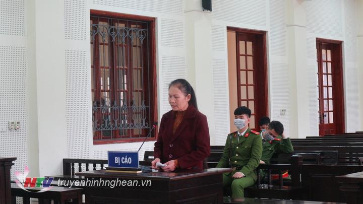  Bị cáo Phùng Thị Hoa tại tòa.