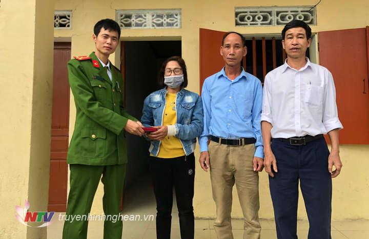 Đại diện Công an xã Thanh Nho và chính quyền trao trả tài sản cho chị Hà