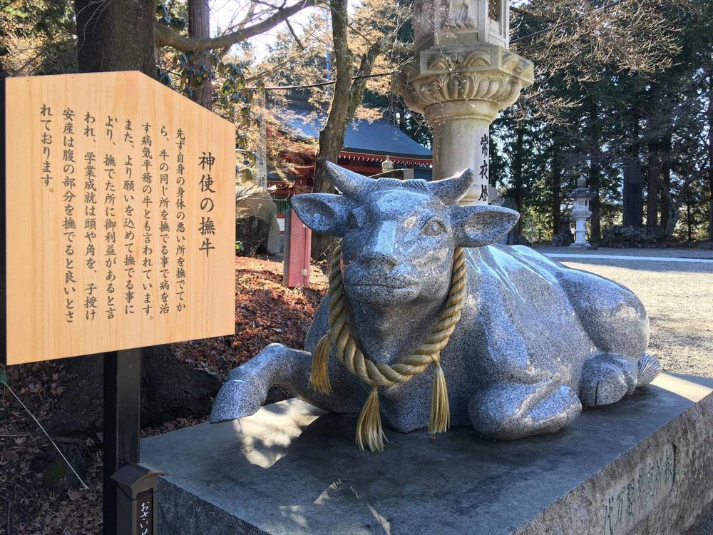 Tượng trâu nằm trong khuôn viên của đền Fuji Omuro Sengen ở tỉnh Yamanashi, Nhật Bản - Ảnh: Japan Times