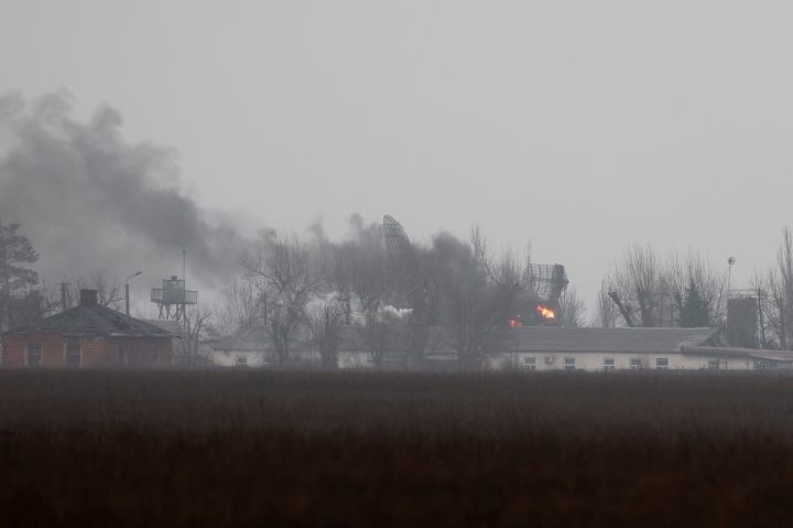 Khói bốc lên từ một cơ sở quân sự gần sân bay Mariupol sau khi Tổng thống Nga Vladimir Putin cho phép một chiến dịch quân sự ở miền đông Ukraine. (Ảnh: Reuters)