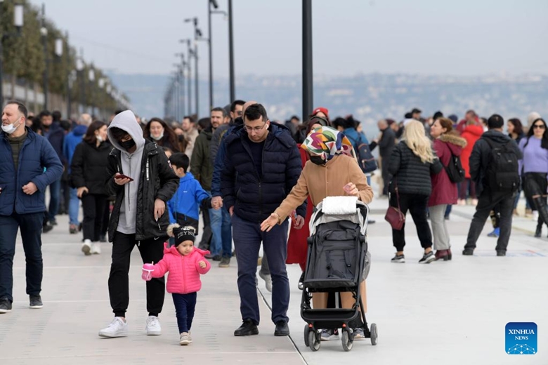 Người dân đi dạo bên eo biển Bosphorus ở Istanbul, Thổ Nhĩ Kỳ, ngày 20/2/2022. Ngày 17/2, Thổ Nhĩ Kỳ dự báo số ca nhiễm COVID-19 tại nước này sẽ giảm đáng kể trong hai tuần tới, do các ca nhiễm tính theo ngày đã có dấu hiệu giảm đáng kể từ đầu tuần trước. (Ảnh: Xinhua) 